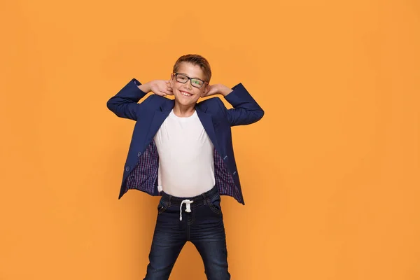 Usmíval Šťastný Elegantní Chlapeček Pózuje Oranžové Studio Zázemí Nosí Módní — Stock fotografie