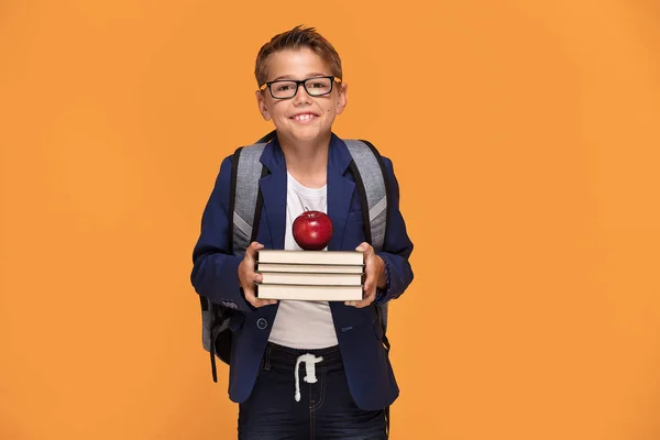 Μικρό Αγόρι Σχολείο Γυαλιά Σακίδιο Που Στέκεται Πάνω Από Πορτοκαλί — Φωτογραφία Αρχείου