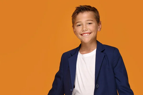 Pequeño Chico Elegante Sonriendo Fondo Naranja Estudio Mirando Cámara — Foto de Stock