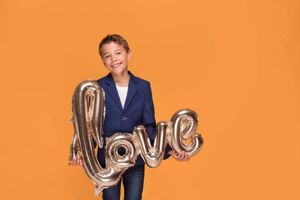 Menino Elegante Posando Com Sinal Amor Fundo Estúdio Laranja Sorrindo — Fotografia de Stock