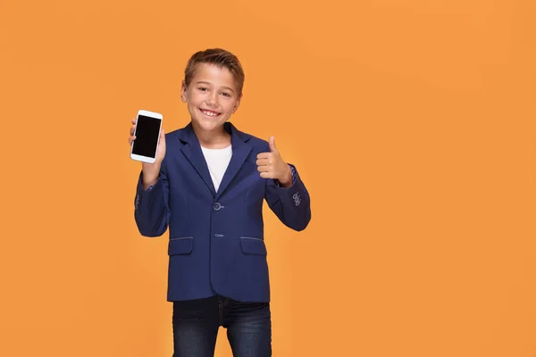 Niño Pequeño Con Teléfono Inteligente Fondo Estudio Naranja Espacio Para —  Fotos de Stock