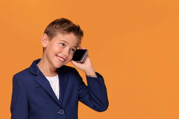 Chlapeček Smartphone Oranžové Studio Pozadí Kopírování Prostor Šťastné Dítě Formálním — Stock fotografie