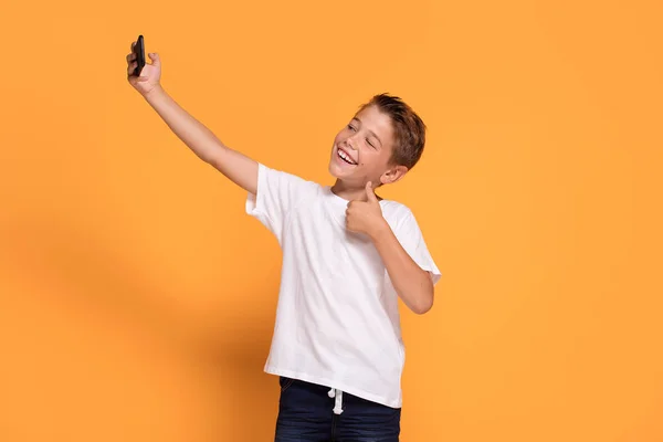 Estudio Disparo Joven Caucásico Niño Tomando Retrato Selfie Por Teléfono —  Fotos de Stock
