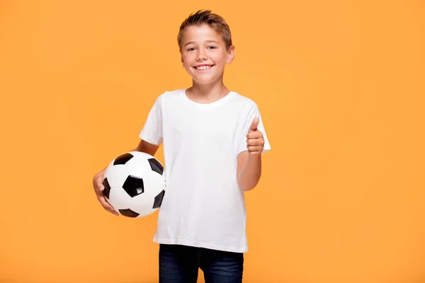 Jogador Pequeno Feliz Segurar Bola Futebol Sorrindo Para Câmera Monte — Fotografia de Stock