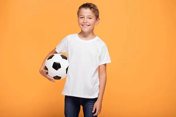 Jogador Pequeno Feliz Segurar Bola Futebol Sorrindo Para Câmera Monte — Fotografia de Stock
