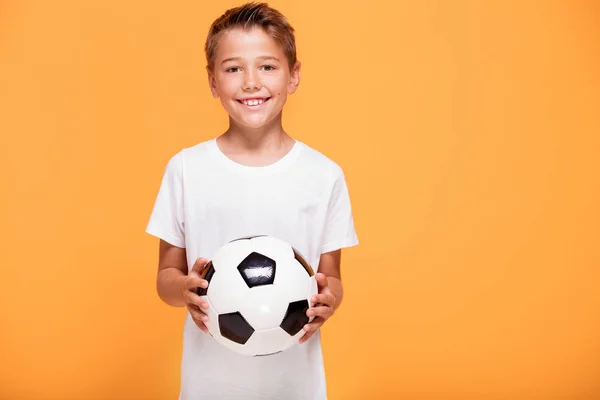 Szczęśliwy Gracz Trochę Trzymać Piłki Nożnej Uśmiechając Się Kamery Wiele — Zdjęcie stockowe