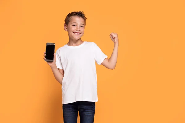 Estudio Disparo Joven Niño Caucásico Utilizando Teléfono Móvil Contra Fondo —  Fotos de Stock