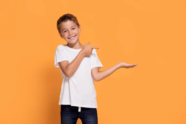 Junger Emotionaler Gutaussehender Junge Der Auf Orangefarbenem Studiohintergrund Steht Menschliche — Stockfoto