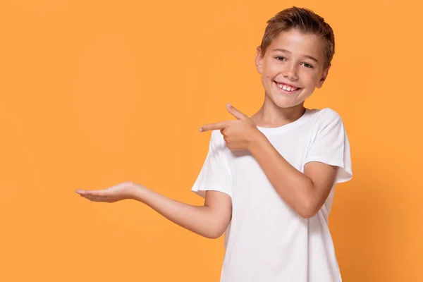 Junger Emotionaler Gutaussehender Junge Der Auf Orangefarbenem Studiohintergrund Steht Menschliche — Stockfoto