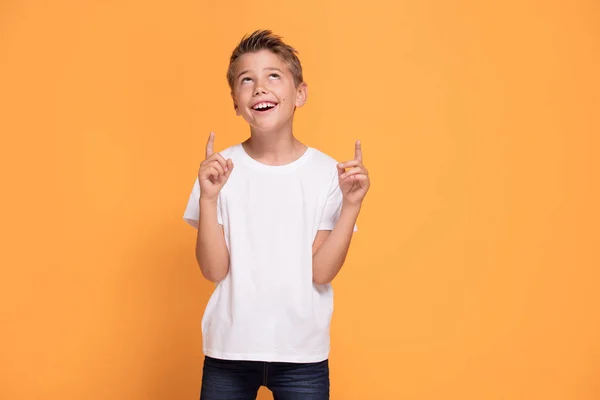 Jovem Menino Bonito Emocional Fundo Estúdio Laranja Emoções Humanas Conceito — Fotografia de Stock