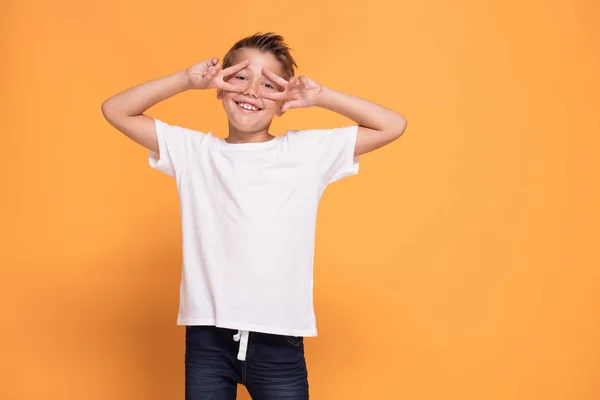 Känslomässiga Stilig Pojke Stående Orange Studio Bakgrund Mänskliga Känslor Ansiktsuttryck — Stockfoto