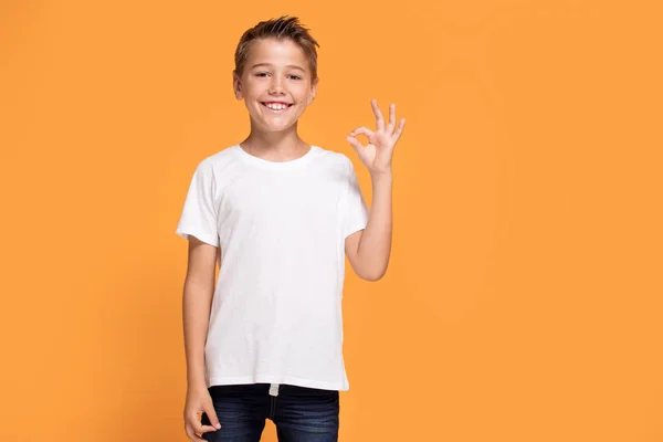 Junger Emotionaler Gutaussehender Junge Der Auf Orangefarbenem Studiohintergrund Steht Menschliche — Stockfoto