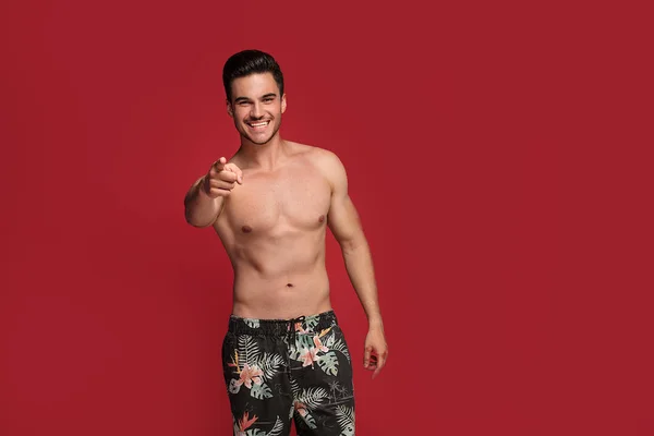 Hombre Guapo Con Cuerpo Musculoso Sonriendo Mirando Cámara Posando Estilo — Foto de Stock