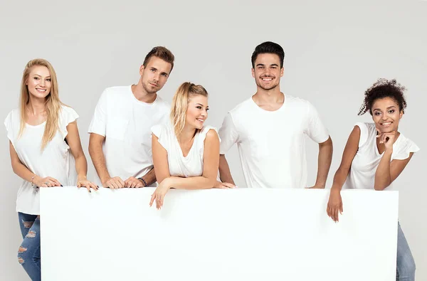 Ομάδα Πολυεθνικής Όμορφη Νέων Φορώντας Λευκά Μπλουζάκια Ποζάρει Μαζί Άδειο — Φωτογραφία Αρχείου