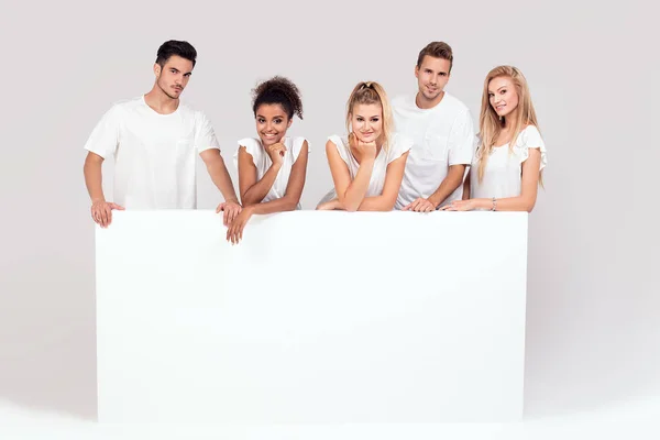 Grupo Jóvenes Multiétnicos Hermosas Personas Con Camisas Blancas Posando Junto —  Fotos de Stock