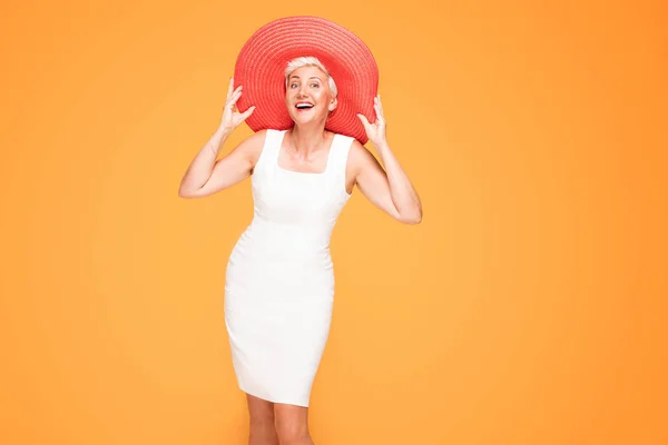 Mulher Legal Meia Idade Usando Chapéu Verão Vermelho Olhando Para — Fotografia de Stock