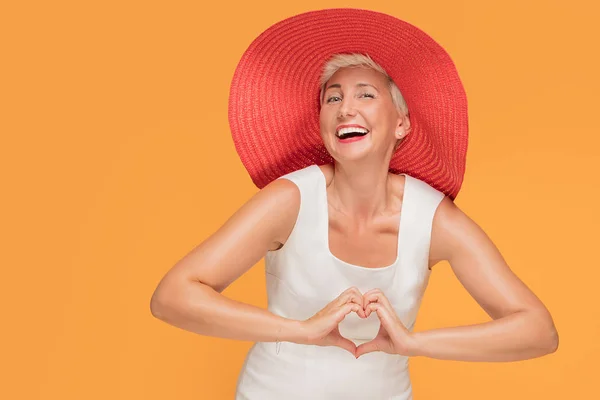 Cool Vrouw Van Middelbare Leeftijd Met Rode Zomer Hoed Camera — Stockfoto