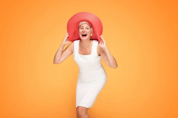 Mujer Fresca Mediana Edad Con Sombrero Rojo Verano Mirando Cámara — Foto de Stock