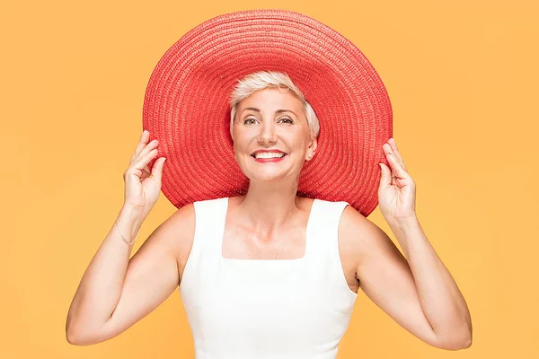 Mujer Fresca Mediana Edad Con Sombrero Rojo Verano Mirando Cámara — Foto de Stock