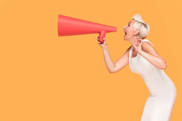 Mujer Elegante Mediana Edad Gritando Fuerte Por Megáfono Rojo Sonriendo — Foto de Stock