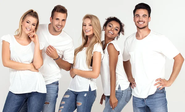 Grupo Jóvenes Multiétnicos Atractivos Con Camisas Blancas Sonriendo Divirtiéndose Juntos — Foto de Stock