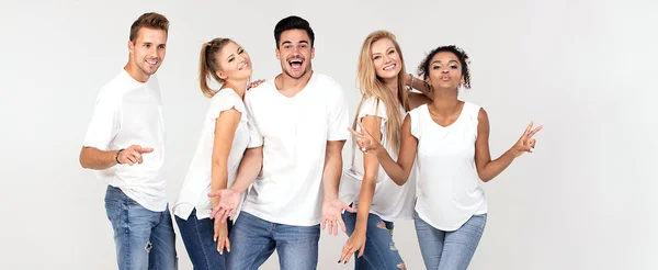 Grupo Jóvenes Multiétnicos Atractivos Con Camisas Blancas Sonriendo Divirtiéndose Juntos — Foto de Stock