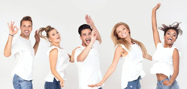 Grupo Jovens Multi Étnicos Atraentes Vestindo Camisas Brancas Sorrindo Divertindo — Fotografia de Stock