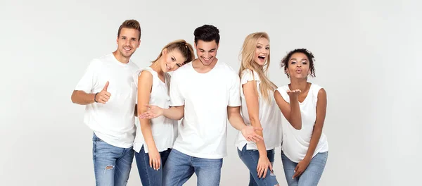 Grupo Jóvenes Multiétnicos Atractivos Con Camisas Blancas Sonriendo Divirtiéndose Juntos — Foto de Stock