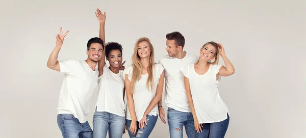 若者のグループ多民族魅力的な白いシャツを着て笑顔し 楽しんで 一緒にスタジオでポーズをとる — ストック写真