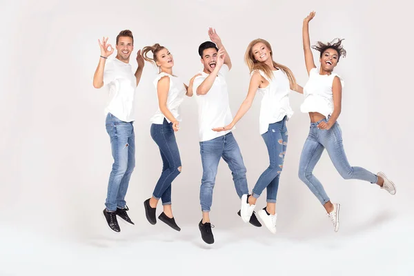 Grupo Jóvenes Multi Étnicos Atractivos Con Camisas Blancas Sonriendo Divirtiéndose — Foto de Stock