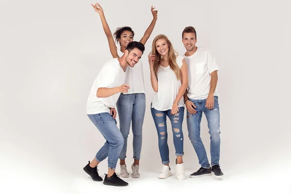 Grupo Jóvenes Multiétnicos Atractivos Con Camisas Blancas Sonriendo Divirtiéndose Juntos — Foto de Stock