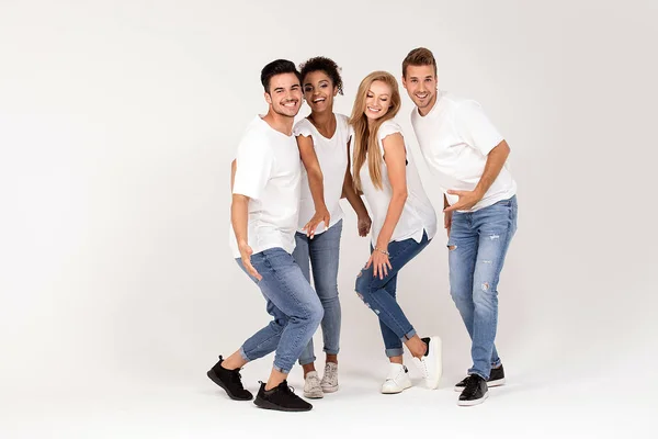 Grupo Jóvenes Multiétnicos Atractivos Con Camisas Blancas Sonriendo Divirtiéndose Juntos — Foto de Stock