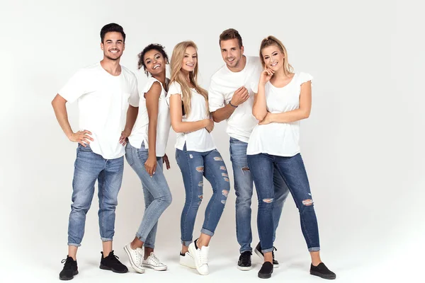 Grupo Jóvenes Multiétnicos Atractivos Con Camisas Blancas Sonriendo Divirtiéndose Juntos —  Fotos de Stock
