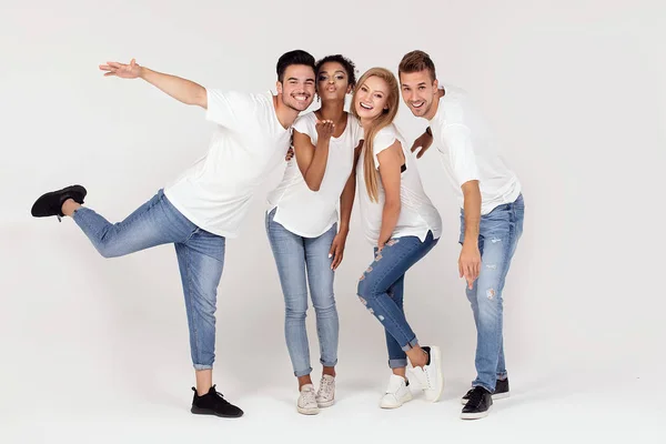 Grupo Jóvenes Multiétnicos Atractivos Con Camisas Blancas Sonriendo Divirtiéndose Juntos — Foto de Stock