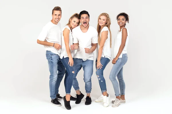 Grupo Jóvenes Multiétnicos Atractivos Con Camisas Blancas Sonriendo Divirtiéndose Juntos — Foto de Stock