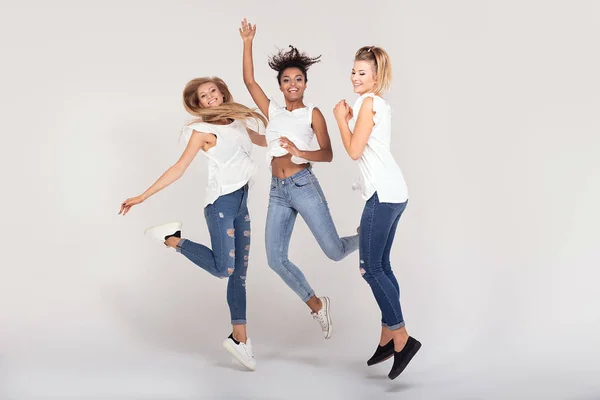 Група Молодих Багатоетнічних Привабливих Дівчат Білих Сорочках Посміхаючись Розважаючись Разом — стокове фото