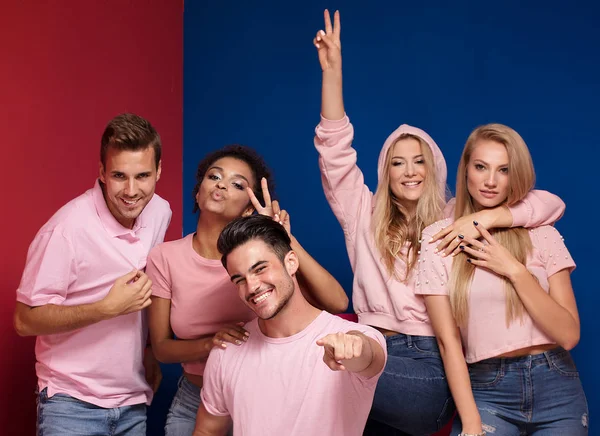 Grupo Jóvenes Multiétnicos Atractivos Sonriendo Divirtiéndose Juntos Posando Sobre Fondo — Foto de Stock