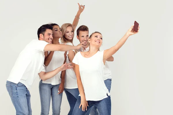 若い人たちのグループ会社 笑って 楽しんで 一緒に Selfie を携帯電話で撮影をお楽しみください ストックフォト