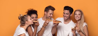 Pizza yemek ve birlikte eğlenmek çok ırklı arkadaş grubu.