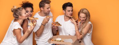 Pizza yemek ve birlikte eğlenmek çok ırklı arkadaş grubu.