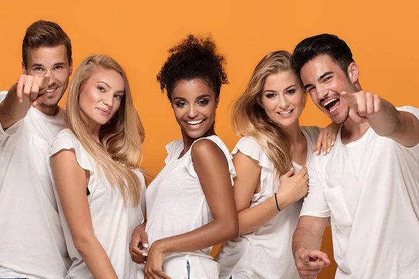 Cinco Jóvenes Multiétnicos Sonriendo Cámara Posando Sobre Fondo Estudio Naranja — Foto de Stock