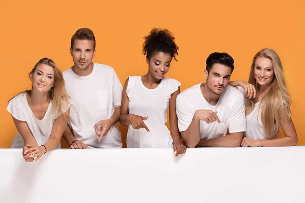 Gruppe Junger Multiethnischer Schöner Menschen Weißen Hemden Die Zusammen Mit — Stockfoto
