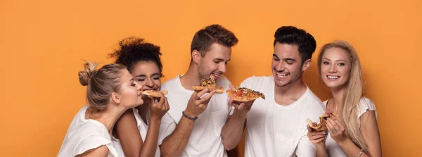 Grupo Amigos Multirraciais Comendo Pizza Divertindo Juntos — Fotografia de Stock