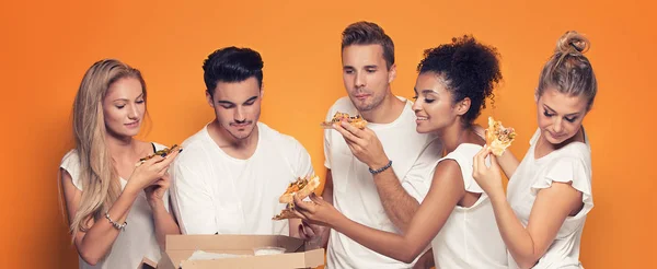 Gruppe Von Multirassischen Freunden Die Zusammen Pizza Essen Und Spaß — Stockfoto