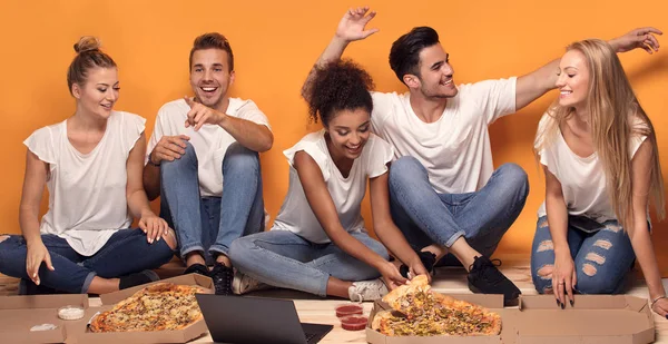 Grupo Amigos Multirraciales Comiendo Pizza Divirtiéndose Juntos — Foto de Stock