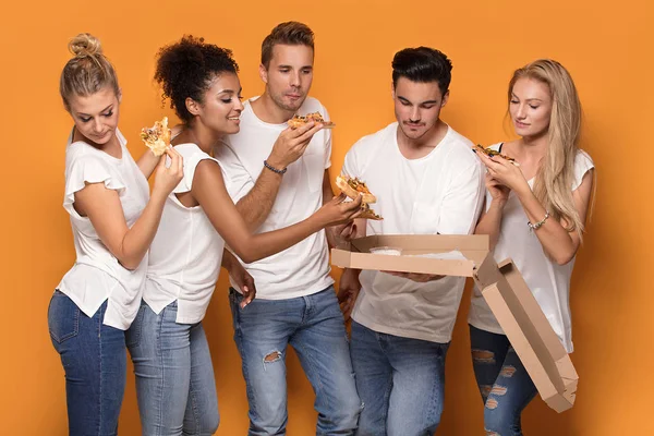 Grupo Amigos Multirraciais Comendo Pizza Divertindo Juntos — Fotografia de Stock
