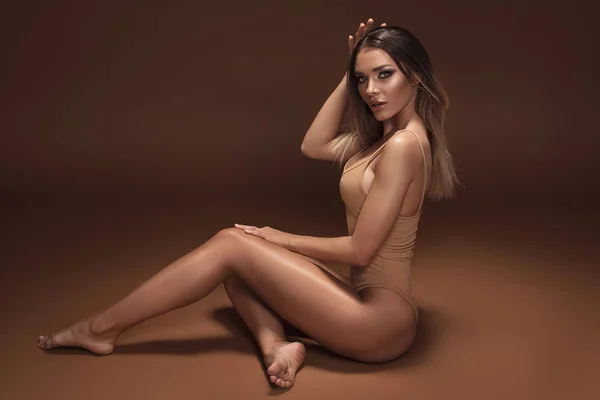 Mulher Morena Bonita Atraente Com Corpo Bronzeado Ideal Pose Sensual — Fotografia de Stock