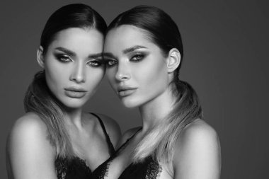 Güzellik ve kadınlık kavramı. İki çekici cazibe makyaj kadınların ikizler. Portre fotoğraf.