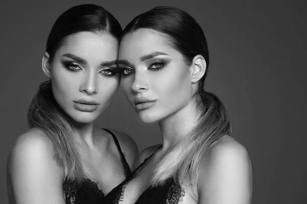 美丽和女性的概念 两个迷人的双胞胎女人的魅力妆容 人像照片 — 图库照片
