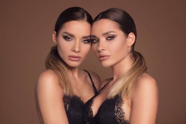 Güzellik ve kadınlık kavramı. İki çekici cazibe makyaj kadınların ikizler. Portre fotoğraf.